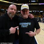 Fanúšikovia fanúšikov Indiana je Pat McAfee, ktorý priniesol svojho šéfa, Triple H