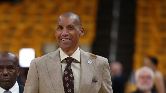 Pacers -Legend Reggie Miller je možný na strane mellencampu v hovädzom mäse pred prejavom McAfee.

