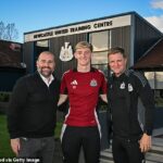Článok bol na stene pre Paul Mitchell (vľavo) dni po príchode do Newcastle United