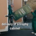 Paddy Power dal Tottenham's Stadium falošný trofejový kabinet pred finále Európskej ligy