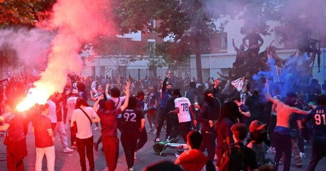 Paríž zostupuje do chaosu s 81 zatknutiami po nepokojoch s víťazstvami Ligy majstrov PSG

