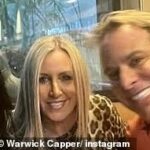 Warwick Capper, na obrázku s vašou partnerkou Lisou Arrocou, zabudne na hlavné detaily a teraz píše do svojho telefónu so všetkou každodennou rutinou, aby zostal na správnej ceste