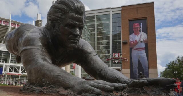 Pete Rose je teraz istá vec na baseballovej sieni slávy, však? Nie?

