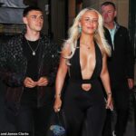 Phil Foden, znázornený so svojou priateľkou Rebeccou, prežil posledných pár rokov životným životom