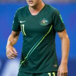 Legenda Matildas Lisa de Vanna, futbalový austrálsky šéf James Johnson'dan dvakrát po tom, čo odkazoval na obočie, zdvihol obočie.