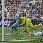 Hviezda West Ham Jarrod Bowen potrebovala ošetrenie po zrážke s gólom stožiar v nedeľu