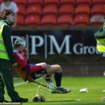 Jack Mackenzie je ošetrený a koleso z ihriska po hanebnom prípade v Tannadice