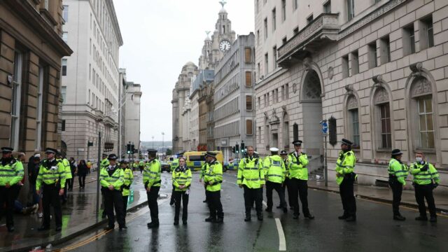 Polícia zadržala muža po tom, čo sa auto zrazilo s davom Liverpool Parade Dav

