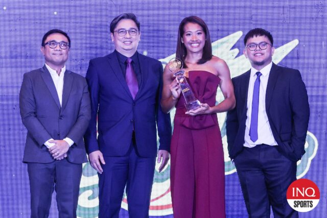 Creamline Cool Smasters 'Bernadeth Pons v noci ceny PVL Press Corps Awards. -