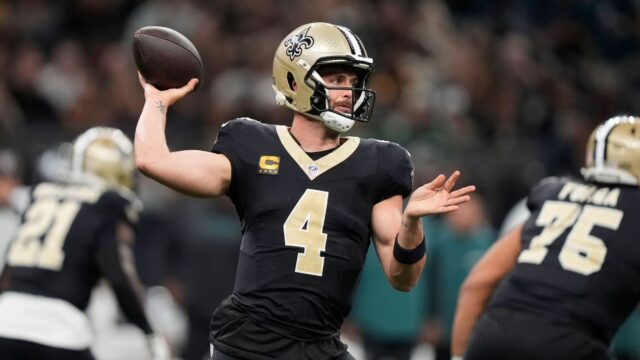 Poranenie ramena núti QB Derek Carr Saints, aby sa stiahol


