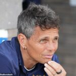 Simo Valakar sleduje, ako jeho prepustený tím prehrá Dundee v posledný deň sezóny 2-0