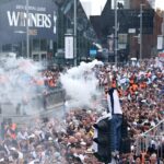 Tisíce fanúšikov Tottenhamu lemovali ulicu North -London počas prehliadky v piatok