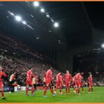 Alexis Mac Allister oslavuje po tom, čo Liverpool vyhrá titul Premier League