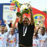 Plymouth, Anglicko - 3. mája: Daniel Farke, manažér spoločnosti Leeds United, Emrace Paraag Marathe, prezident Leeds United a menšinový akcionár v 49ers Enterprise Group Limited, ktorý vlastní Leeds United, po víťazstve tímu 2-1, ktorý potvrdil, že tím vyhral Sky Bet Championship a propagáciu do Premier Leagu Leeds mu 3. mája 2025 v Plymouth v Anglicku. (Foto: Harry Trump/Getty Images)