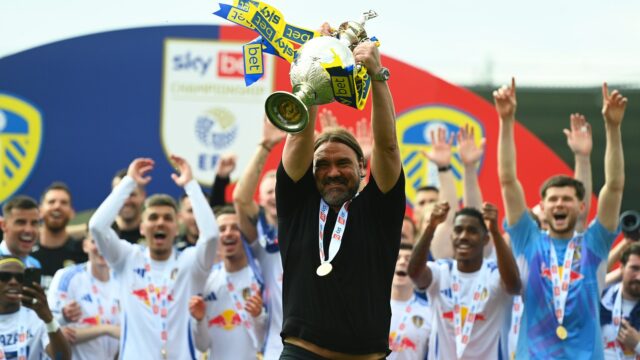 Plymouth, Anglicko - 3. mája: Daniel Farke, manažér spoločnosti Leeds United, Emrace Paraag Marathe, prezident Leeds United a menšinový akcionár v 49ers Enterprise Group Limited, ktorý vlastní Leeds United, po víťazstve tímu 2-1, ktorý potvrdil, že tím vyhral Sky Bet Championship a propagáciu do Premier Leagu Leeds mu 3. mája 2025 v Plymouth v Anglicku. (Foto: Harry Trump/Getty Images)