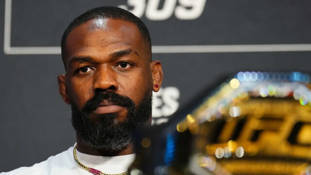 Las Vegas, NV-25. augusta: (LR) Floyd Mayweather Jr. a Conor McGregor predstavujú obrázky počas tlačovej konferencie po 10-kole víťazstve TKO v Mayweather v ich Super Welterweight Boxing Matching 26. augusta 2017 v T-Mobile Arena v Las Vegas v Nevade. (Foto: Jeff Bottari/Zuffa LLC/Zuffa LLC od Getty Images)