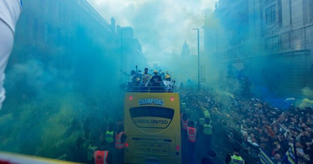 Priaznivca Leeds, 23 rokov, v kóme po páde zo stromu na futbalový šport Parade

