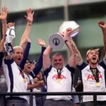 Priaznivci Tottenhamu posielajú správu Daniela Levyho Clear Ange Postecoglou Sack počas prehliadky Trophy Parade