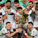 Lewis Ferguson (vľavo) sa pripojí k svojim spoluhráčom, aby v stredu večer odstránil Coppa Italia