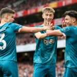 Londýn, Anglicko-3. Máj: Evanilson z Bournemouthu oslavuje po bodovaní, aby sa dosiahol 2-1 so spoluhráčmi Milosom Kerkezom a Deanom Huijsenom v rámci zápasu Premier League medzi Arsenal FC a AFC Bournemouth na štadióne Emirates 3. mája 2025 v Londýne v Anglicku. (Foto: Robin Jones - AFC Bournemouth/AFC Bournemouth cez Getty Images)