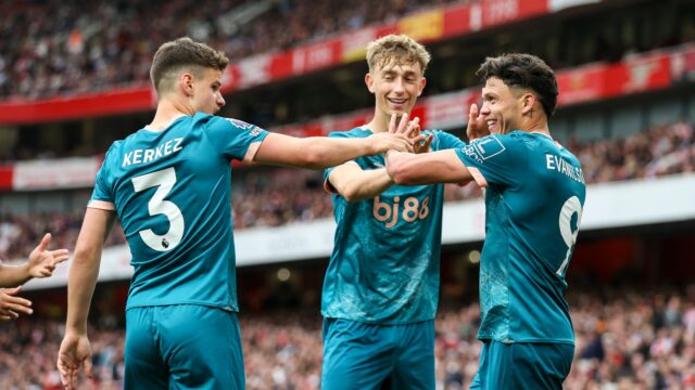 Londýn, Anglicko-3. Máj: Evanilson z Bournemouthu oslavuje po bodovaní, aby sa dosiahol 2-1 so spoluhráčmi Milosom Kerkezom a Deanom Huijsenom v rámci zápasu Premier League medzi Arsenal FC a AFC Bournemouth na štadióne Emirates 3. mája 2025 v Londýne v Anglicku. (Foto: Robin Jones - AFC Bournemouth/AFC Bournemouth cez Getty Images)