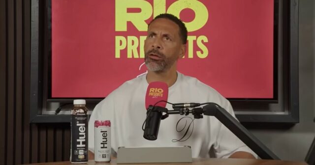 Rio Ferdinand Steams s fanúšikmi Liverpoolu, keď ponúka úsudok Trent Alexander-Armold Boos

