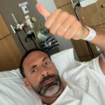 Rio Ferdinand sledoval v stredu večer Arsenalovu porážku z nemocničnej postele