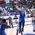 Robert Bolick z Nlex Road Warriors počas filipínskeho pohára PBA proti Blackwater Bossing.