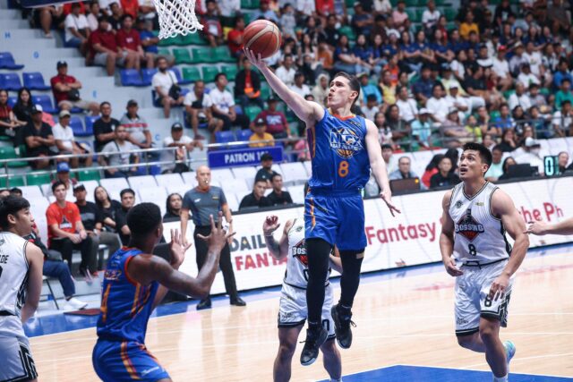 Robert Bolick z Nlex Road Warriors počas filipínskeho pohára PBA proti Blackwater Bossing.