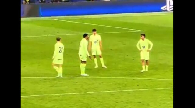 Ronald Araujo vyradil spoluhráč v Inter-Barcelone

