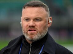 Rooney vyhodil Red Devils kvôli trom „strašným“ podpisom po tom, čo boli hviezdy „absolútne zbité“ Rooney sa chce „zbaviť vyhlásenia Ruby“, pokrýva 100% červenú kartu Hendersona “