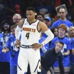 Russell Westbrook (4) z NBA Denver Nuggets (4) je na súde v druhej polovici zápasu 7 v semifinále západného basketbalového play -off Western Conference proti Thunder Oklahoma City, nedeľa, 18. mája 2025 v Oklahoma City