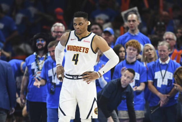 Russell Westbrook (4) z NBA Denver Nuggets (4) je na súde v druhej polovici zápasu 7 v semifinále západného basketbalového play -off Western Conference proti Thunder Oklahoma City, nedeľa, 18. mája 2025 v Oklahoma City