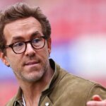 Ryan Reynolds déconcerté par l'appel téléphonique de Wrexham Star après avoir dit `` Appelez-moi pour n'importe quoi ''