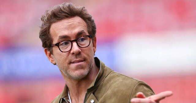 Ryan Reynolds déconcerté par l'appel téléphonique de Wrexham Star après avoir dit `` Appelez-moi pour n'importe quoi ''
