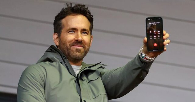 Ryan Reynolds reprend Backseat dans les transferts de Wrexham alors que les joueurs vedettes font la queue pour rejoindre

