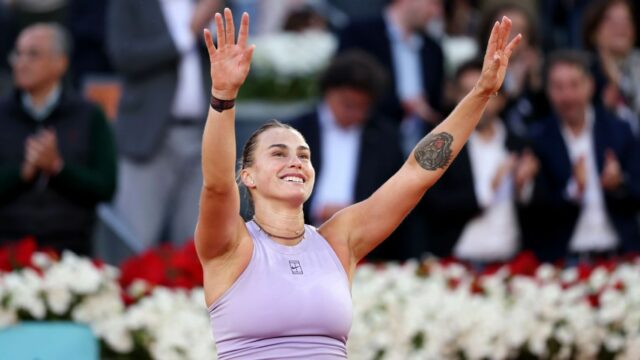 Sabalenka vykonáva vrcholy v pravých súpravách pre tretí titul Madrid Open.

