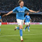 Neapol, Taliansko - 23. mája: Scott McTominay z Neapola oslavuje prvé gól svojho tímu počas zápasu Serie A medzi Neapolom a Cagliari v Stadio Diego Armando Maradona 23. mája 2025 v Taliansku v Neapole. (Fotografia od Francesco Pecoraro/Getty Images)