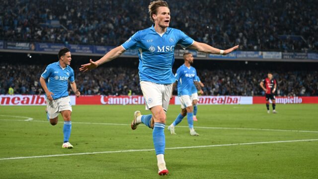 Neapol, Taliansko - 23. mája: Scott McTominay z Neapola oslavuje prvé gól svojho tímu počas zápasu Serie A medzi Neapolom a Cagliari v Stadio Diego Armando Maradona 23. mája 2025 v Taliansku v Neapole. (Fotografia od Francesco Pecoraro/Getty Images)