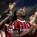 Serie A 2024-25: Milan zasiahne dvakrát za dve minúty, aby porazil Janovu a udržal nádeje Ligy majstrov nažive
