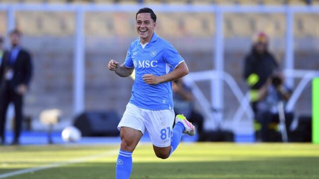 Serie A 2024-25: Napoli stojí pred Inter v titulnom závode s 1-0 víťazstvom nad Lecce

