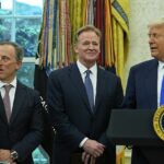 (Zľava) Majiteľ veliteľov Josh Harris, komisár NFL Roger Goodell a Trump