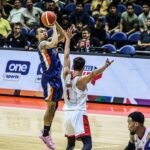 Chris Newsome z Merralco skrutiek počas zápasu filipínskeho pohára PBA proti Barangay Genev Gin Kings.
