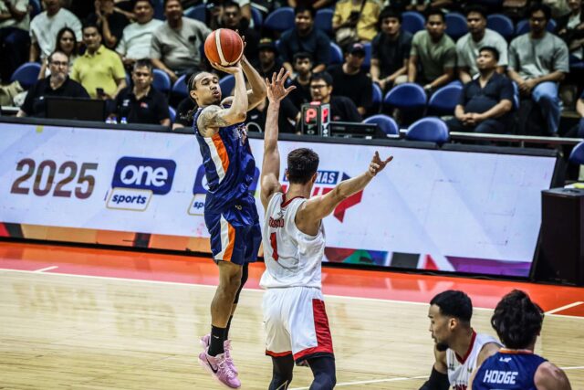 Chris Newsome z Merralco skrutiek počas zápasu filipínskeho pohára PBA proti Barangay Genev Gin Kings.