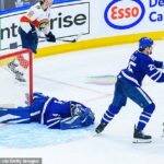 Brankár Maple Leafs Anthony Stolarz vľavo na jeho hre -ff nosidlá proti Panters