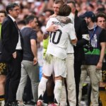 Sledujte: Legenda Real Madrid Toni Kroos zdieľa emocionálne objatie s Modricom na rozlúčkovú noc
