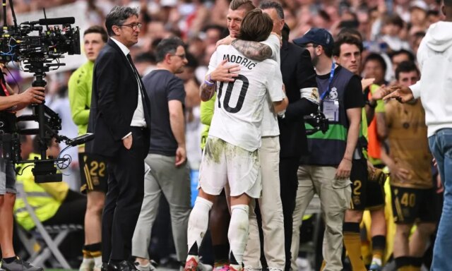 Sledujte: Legenda Real Madrid Toni Kroos zdieľa emocionálne objatie s Modricom na rozlúčkovú noc

