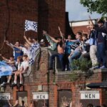 Šokujúci fanúšikovia Sandra a úžasný deň v Tottenham Parade stojaci na streche verejných toaliet, šokujúcich fanúšikov Sandro a úžasný deň