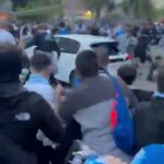 Hneď ako bolo auto deportované futbalovými fanúšikmi mimo štadióna v Barcelone, boli chytené strašné obrázky