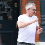 Souriant Gary Lineker vu pour la première fois depuis la confirmation de la fin de la carrière de la BBC